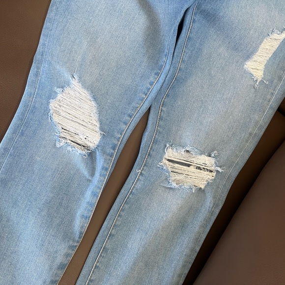 Universal Threads -Great condition distressed jeans! - Picture 7 of 11